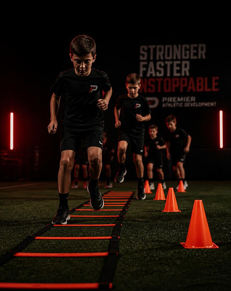 Çeviklik merdiveninde koordinasyon çalışması yapan çocuk sporcular
